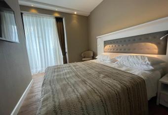 Dream Home Apart Deluxe allows 18 year olds to book a room