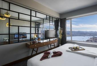 The Marmara Pera has rooms with a private hot tub