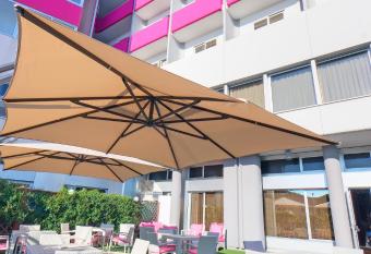 SenB Hotel allows 18 year olds to book a room