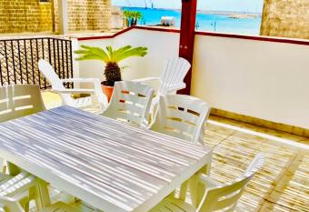 Casa vacanza vista mare allows 18 year olds to book a room