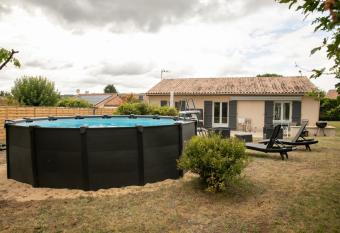 Plain pied climatis   piscine id  alement situ   allows 18 year olds to book a room