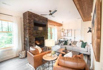 HotTub/Deck w/ Bar/Parking BlueRidge@ Main&Pine has Balcony rooms