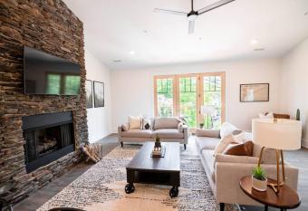 Heart of Blowing Rock w/Parking Cardinal@ Main&Pine has Balcony rooms