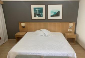 Lindo Flat na Barra da Tijuca com vista para o mar has Balcony rooms