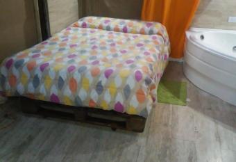 Monta  as, Vinos y Chacras de Coria has rooms with a private hot tub