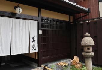 Gion Misen Furumonzen allows 18 year olds to book a room