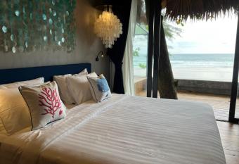 Sealord Naithon Beachfront Villa has Balcony rooms