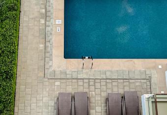 Cozy Flat has rooms with a private hot tub