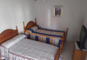 Room in Chalet - Habitacion En Chalet Compartido En Toledo has Smoking/Balcony rooms