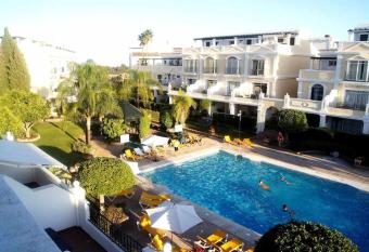 ALOHA Apartamento con piscinas y parking has rooms with a private hot tub