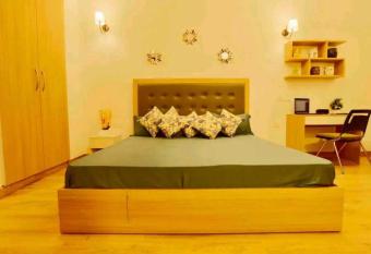 Beautiful lavish stay in Delhi NCR noida has Balcony rooms