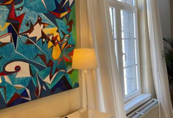 Le 25, Duplex   l  gant au c  ur du pi  tonnier historique allows 18 year olds to book a room