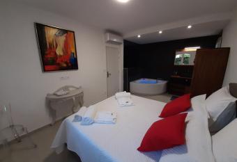 VILLA RASOA chambre LOVE allows 18 year olds to book a room