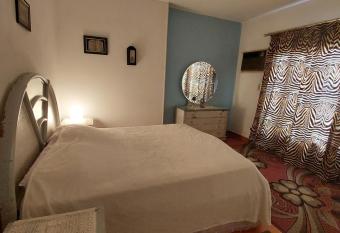 1 bedroom apartment in the heart of Cairo , just 15 minutes from the airport has Balcony rooms