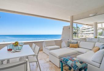 Beach-line apartment with 3 bedrooms in Estepona allows 18 year olds to book a room
