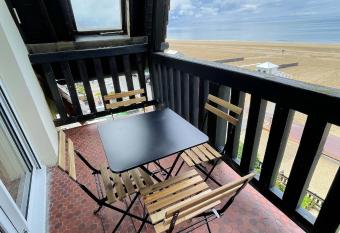 Appartement de 3 chambres a Benerville sur Mer a 10 m de la plage avec vue sur la mer balcon et wifi has Balcony rooms