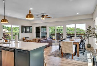 Merlot Mountain home has rooms with a private hot tub