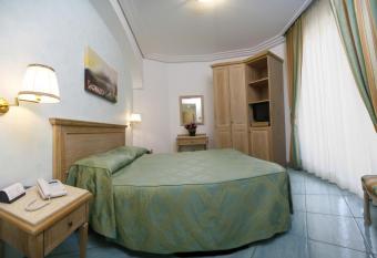 Hotel Due Torri has rooms with a private hot tub