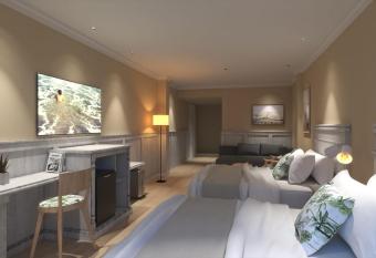 Gardi Hotel & Suites has rooms with a private hot tub