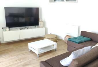 Maison au c  ur du centre-ville, calme et spacieuse allows 18 year olds to book a room