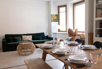 2ndhomes Luxurious 144 m2 Stylish 3 Bedroom Center Apartment allows 18 year olds to book a room