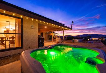 The Stargaze in Joshua Tree - Pool, Hot Tub, Views has rooms with a private hot tub