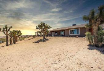 The Full Moon, Joshua Tree: Hot Tub, Sauna, Views has rooms with a private hot tub