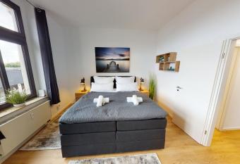 SweetHome11-zentral-gr.K  che-Netflix-Wifi-Stpl. allows 18 year olds to book a room