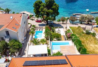 SUARTINI VILLA VIGANJ has Balcony rooms