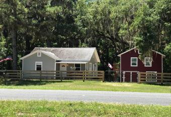 Micanopy Countyline Cottages has Balcony rooms