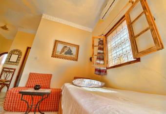 Guest House Defat Kasbah has Smoking/Balcony rooms