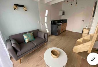 Superbe appartement climatis   avec jardin entre mer et montagne allows 18 year olds to book a room