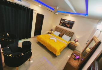 Luxurious 3 Bedroom Apartment - Fast WIFI - 56 inch Smart TV has Balcony rooms