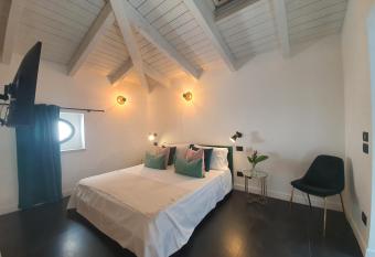 BELU - Fondi Holiday Rooms allows 18 year olds to book a room