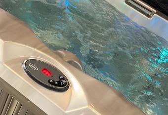 Douceur d   une nuit (studio avec jaccuzi privatif) allows 18 year olds to book a room