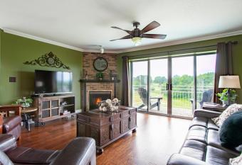 Penthouse Paradise - Fireplace and Mountain View has Balcony rooms