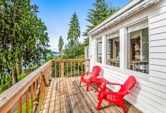 The Secret Garden at Burley Lagoon has Balcony rooms