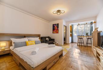 JAD - Family Apartments & Studios allows 18 year olds to book a room