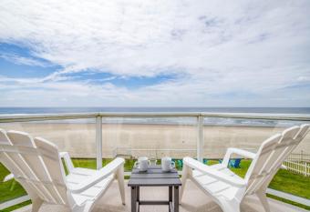 Nantucket Inn #3 has Balcony rooms