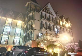 Kh  ch S   n Century Tam      o allows 18 year olds to book a room