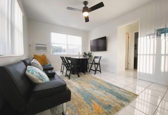 Lovely Apt in Pompano 4-minute walk from the beach allows 18 year olds to book a room
