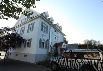 Achtender allows 18 year olds to book a room