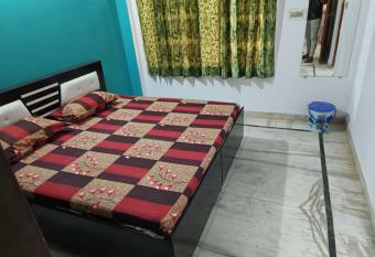 OYO 90579 Hotel Geetanjali allows 18 year olds to book a room