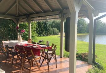 Domek nad stawem has Balcony rooms