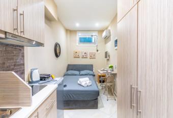 AIOLOS LUXURY alimos market apartment 2 has rooms with a private hot tub