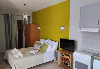 Kremasti Nest has Balcony rooms