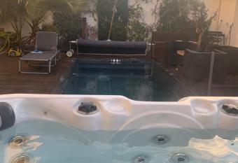 R  sidence de bien   tre avec piscine et Jaccuzi    2 pas de la plage et du centre ville avec massages relaxants en option has Balcony rooms