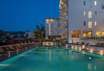 Hotel Conca Park has rooms with a private hot tub