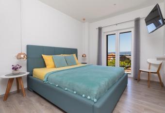 YELLOW APARTMENT has Balcony rooms