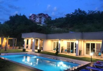 Villa Dimo Topal allows 18 year olds to book a room